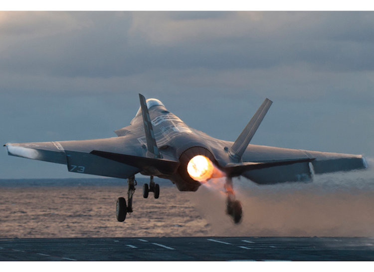Một chiếc F-35C thử nghiệm cất cánh bằng máy phóng hơi nước trên tàu sân bay USS Dwight D. Eisenhower. (Nguồn: Lockheed Martin)