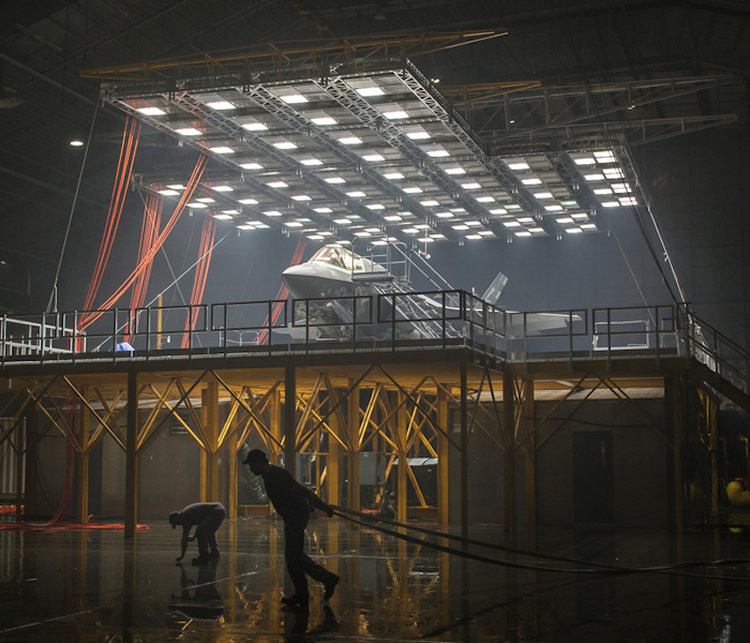 Một chiếc F-35B được chuẩn bị để thử nghiệm hoạt động trong điều kiện khí hậu có độ ẩm cao. (Nguồn: Lockheed Martin)