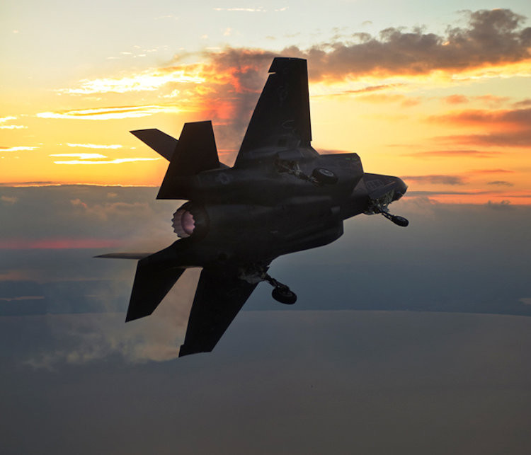 Một chiếc F-35B bay trong ánh hoàng hôn sau khi tham gia thử nghiệm tiếp dầu. (Nguồn: Lockheed Martin)