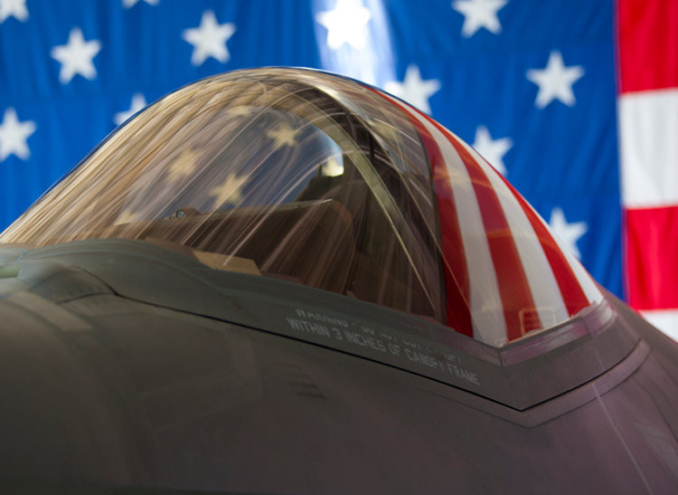 Một chiếc F-35A nằm trên nền quốc kỳ Mỹ ở Căn cứ không quân Edwards, California. (Nguồn: Lockheed Martin)