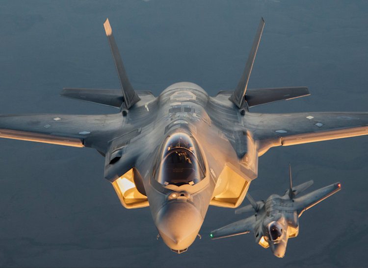 Máy bay F-35A bay gần một chiếc F-35B trong cuộc thử nghiệm ném bom chính xác. (Nguồn: Lockheed Martin)