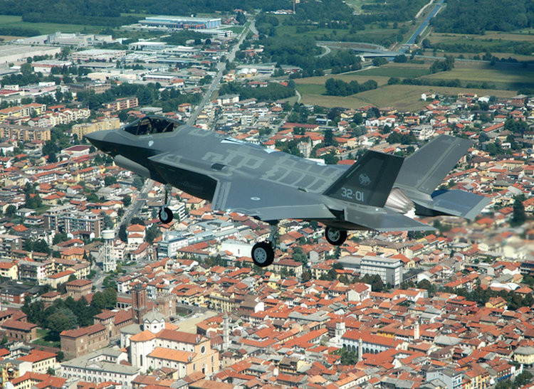 Một chiếc F-35A của Không quân Italy trên vùng trời Galliate, Italy.(Nguồn: Lockheed Martin)