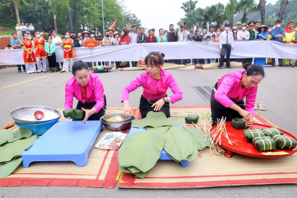 Đội thi huyện Thanh Sơn trong phần thi gói, nấu bánh chưng. (Ảnh: Tuấn Đức/TTXVN)