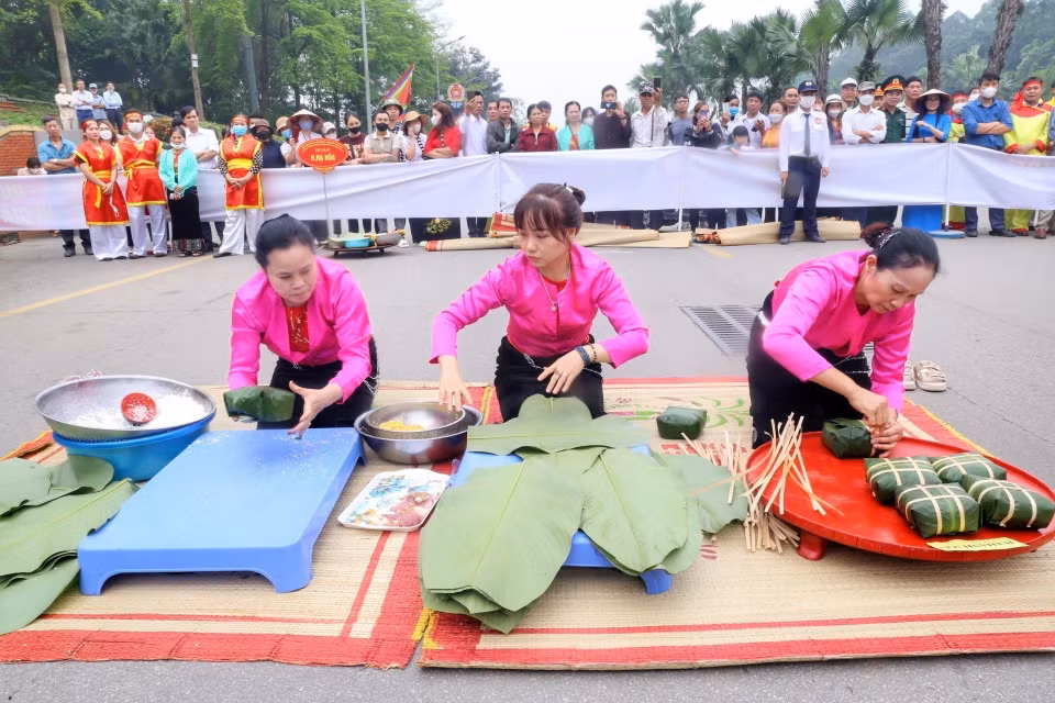 Đội thi huyện Thanh Sơn trong phần thi gói, nấu bánh chưng. (Ảnh: Tuấn Đức/TTXVN)