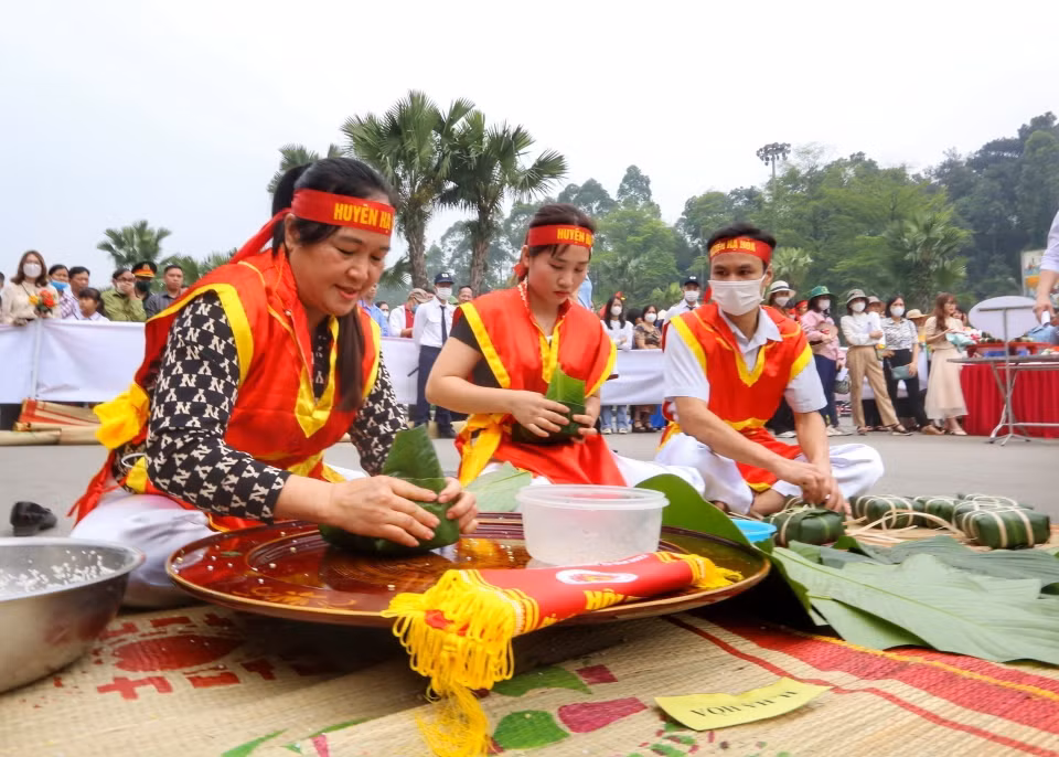 Đội thi huyện Hạ Hòa trong phần thi gói, nấu bánh chưng. (Ảnh: Tuấn Đức/TTXVN)