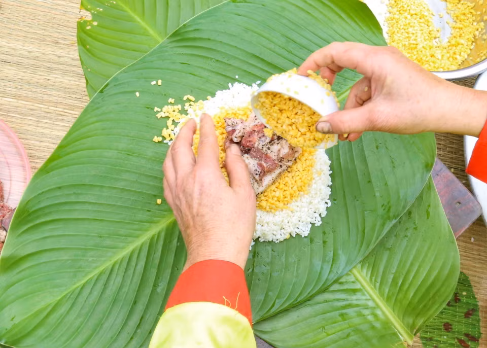 Phần thi gói, nấu bánh chưng, các đội tham gia tranh tài gói 10 chiếc bánh chưng, trong thời gian tối đa 10 phút và luộc bánh trong 5 giờ. (Ảnh: Tuấn Đức/TTXVN)