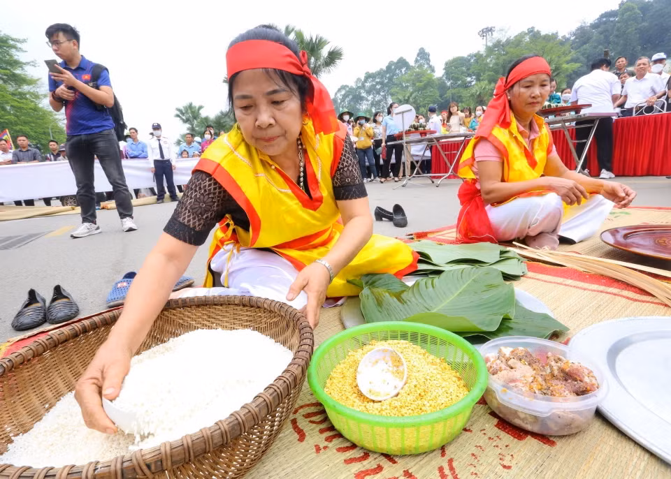 Đội thi huyện Thanh Ba trong phần thi gói, nấu bánh chưng. (Ảnh: Tuấn Đức/TTXVN)