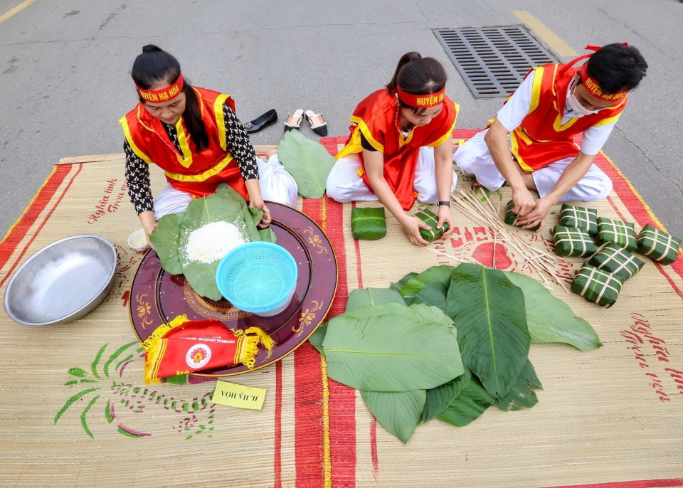 Đội thi huyện Hạ Hòa trong phần thi gói, nấu bánh chưng. (Ảnh: Tuấn Đức/TTXVN)