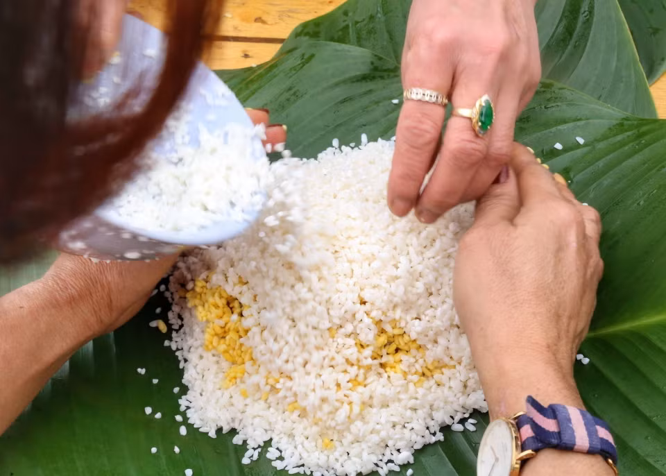 Phần thi gói, nấu bánh chưng, các đội tham gia tranh tài gói 10 chiếc bánh chưng, trong thời gian tối đa 10 phút và luộc bánh trong 5 giờ. (Ảnh: Tuấn Đức/TTXVN)