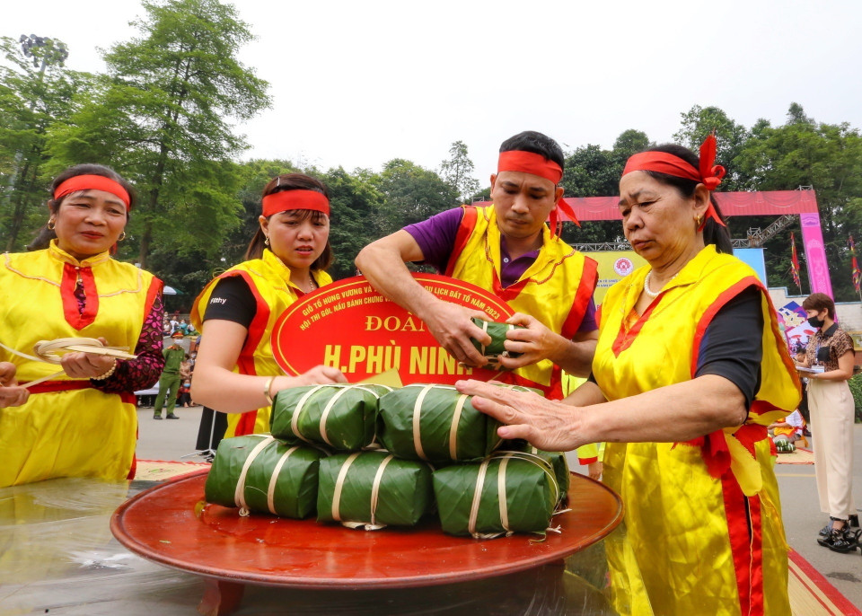 Đội thi huyện Phù Ninh hoàn thành phần gói bánh của mình. (Ảnh: Tuấn Đức/TTXVN)