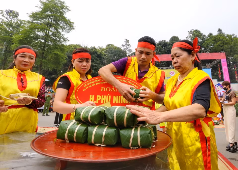 Đội thi huyện Phù Ninh hoàn thành phần gói bánh của mình. (Ảnh: Tuấn Đức/TTXVN)