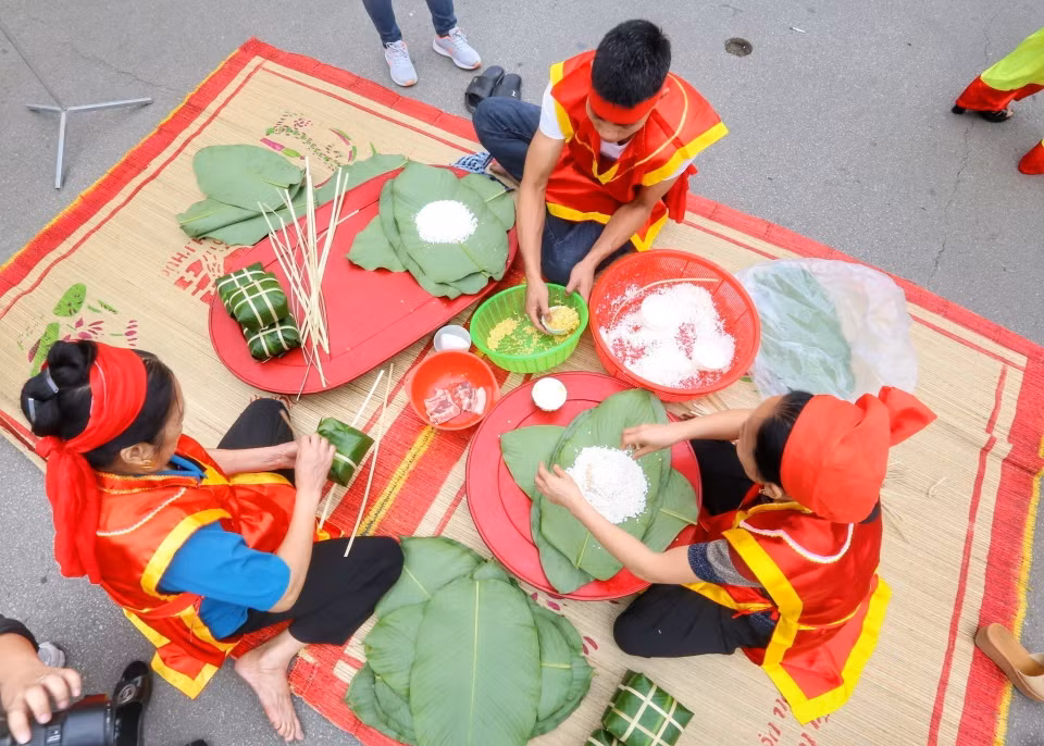 Đội thi huyện Thanh Thủy trong phần thi gói, nấu bánh chưng. (Ảnh: Tuấn Đức/TTXVN)