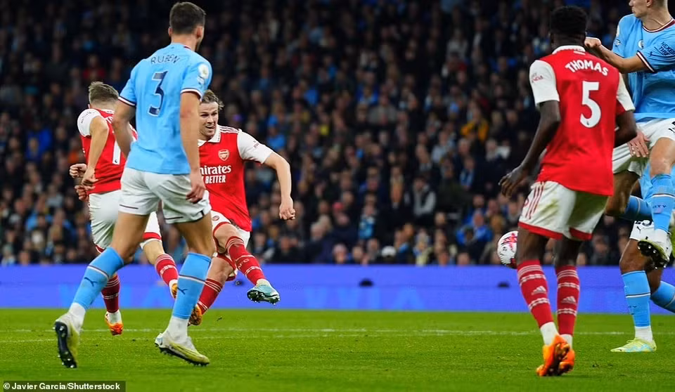 Phải đến phút 86, Arsenal mới có bàn thắng sau pha dứt điểm của Rob Holding. (Nguồn: Getty Images)