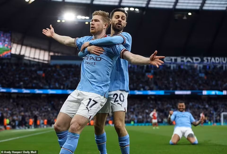 Đến phút 54, De Bruyne hoàn tất cú đúp để giúp đội nhà dẫn 3-0. (Nguồn: Daily Mail)