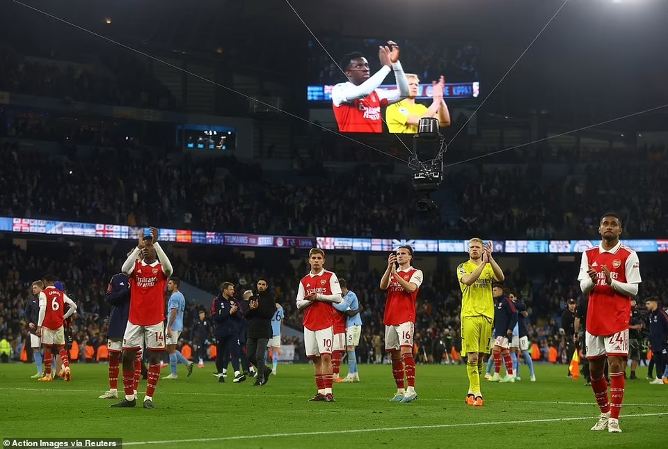 Còn với Arsenal, thất bại này khiến cơ hội vô địch của Arsenal trở nên mong manh. Họ vẫn đứng đầu với 75 điểm nhưng chỉ hơn Man City 2 điểm và đã đá hơn hai trận. (Nguồn: Reuters)