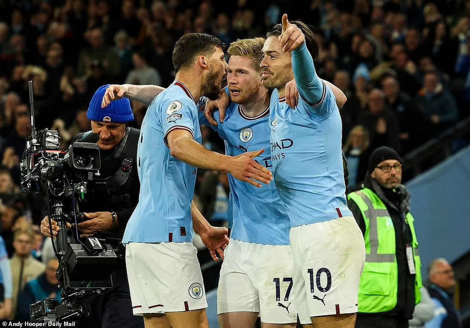 Manchester City thi đấu thăng hoa để giành chiến thắng 4-1 trước Arsenal ở vòng 33 Premier League. (Nguồn: Daily Mail)