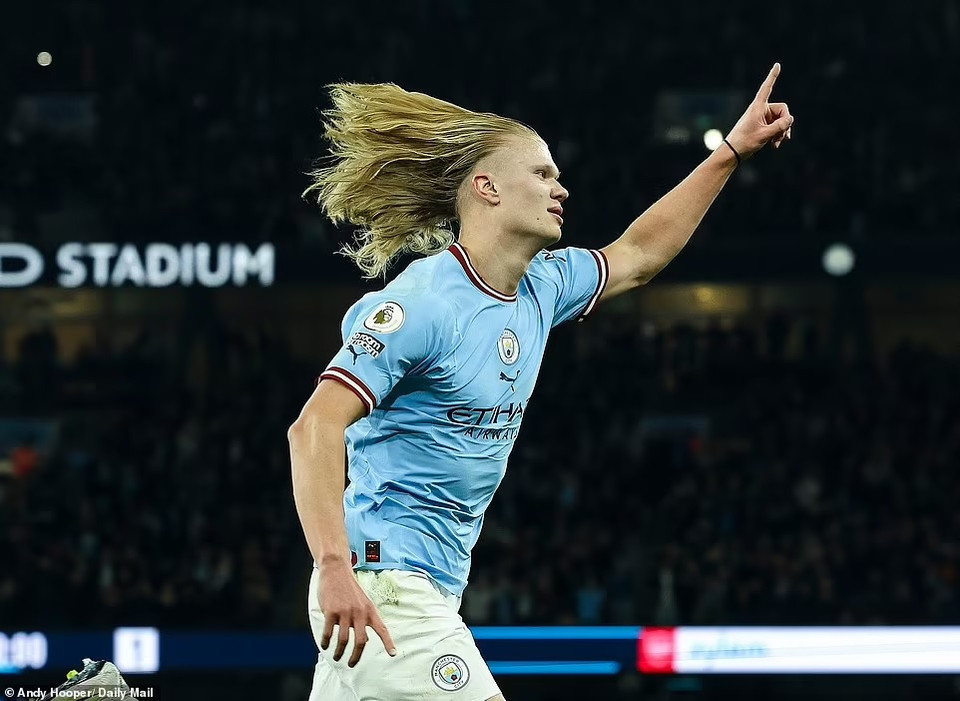 Với pha lập công này, Haaland đi vào lịch sử với tư cách cầu thủ ghi nhiều bàn thắng nhất Premier League trong một mùa giải. (Nguồn: Daily Mail)