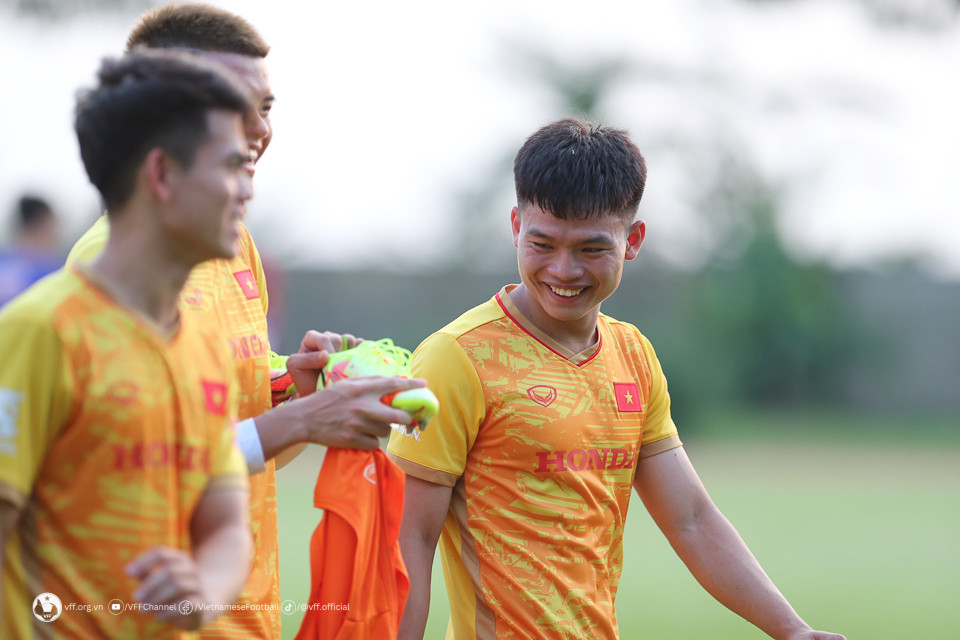 Các cầu thủ tỏ ra khá thoải mái trong buổi tập. (Nguồn: VFF)