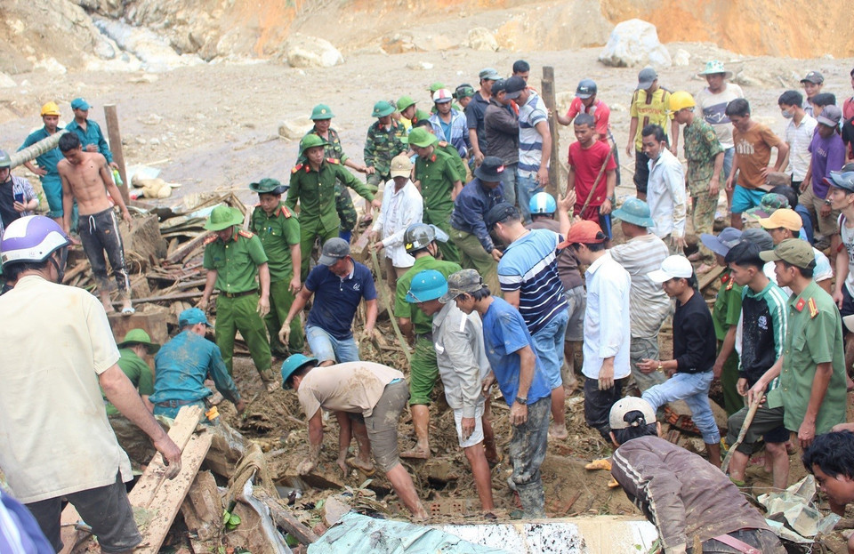 Lực lượng tìn kiếm tại chỗ Trà Leng tại khu vực sạt lở. (Ảnh: TTXVN phát)