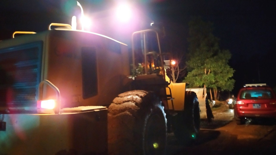 Các phương tiện di chuyển vào khu vực sạt lở Trà Leng. (Ảnh: Trần Lê Lâm/TTXVN)