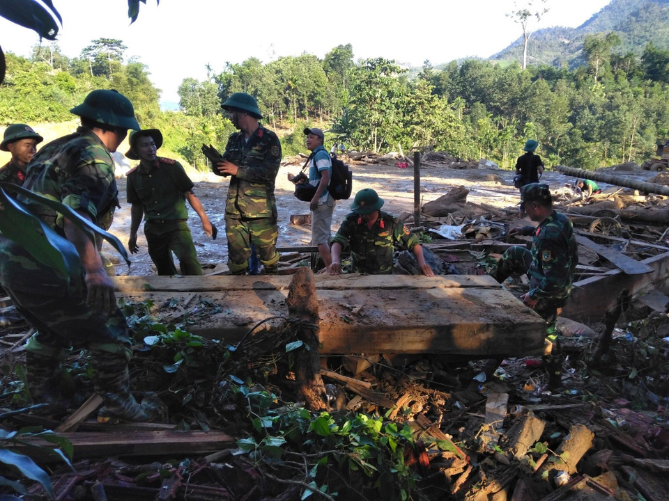 Lực lượng tìn kiếm tại chỗ Trà Leng tại khu vực sạt lở. (Ảnh: TTXVN phát)
