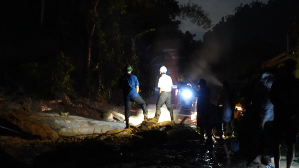  Lực lượng chức năng khẩn trương thông đường vào khu vực sạt lở Trà Leng. (Ảnh: Vỹ Thi/TTXVN)