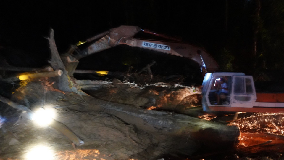 Lực lượng chức năng khẩn trương thông đường vào khu vực sạt lở Trà Leng. (Ảnh: Vỹ Thi/TTXVN)