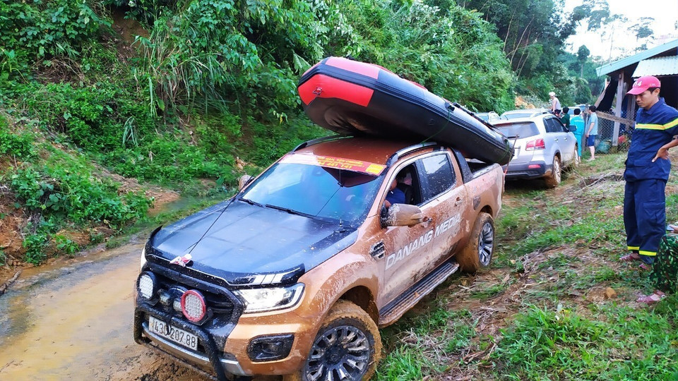 Các phương tiện di chuyển vào khu vực sạt lở Trà Leng. (Ảnh: Trần Lê Lâm/TTXVN)