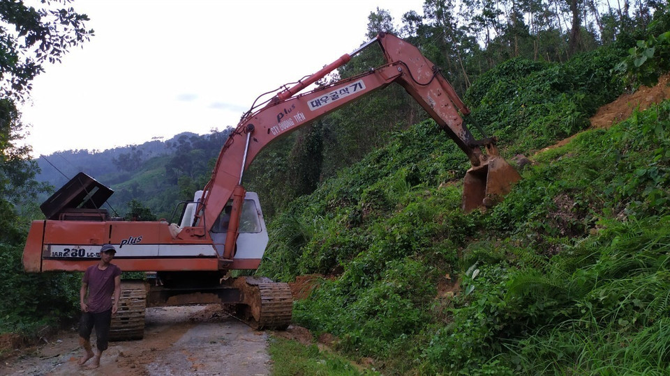 Các phương tiện di chuyển vào khu vực sạt lở Trà Leng. (Ảnh: Trần Lê Lâm/TTXVN)