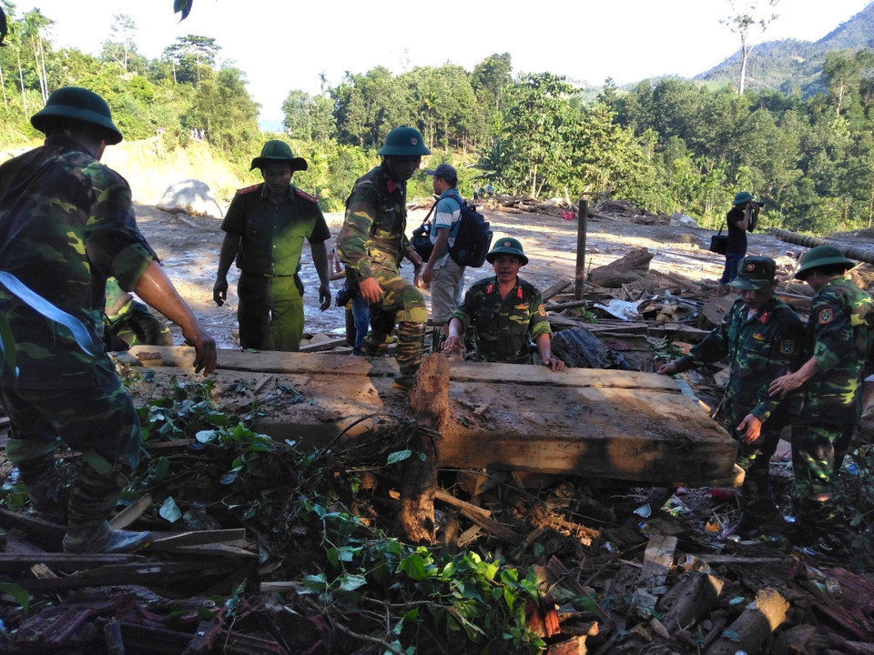 Lực lượng tìn kiếm tại chỗ Trà Leng tại khu vực sạt lở. (Ảnh: TTXVN phát)
