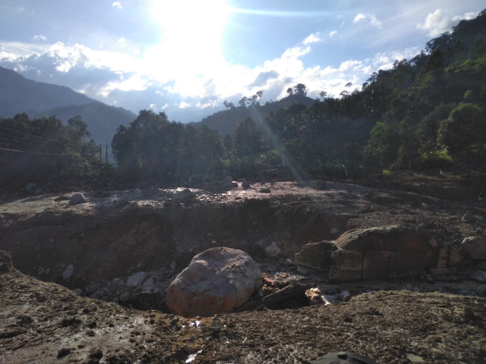 Lực lượng tìn kiếm tại chỗ Trà Leng tại khu vực sạt lở. (Ảnh: TTXVN phát)