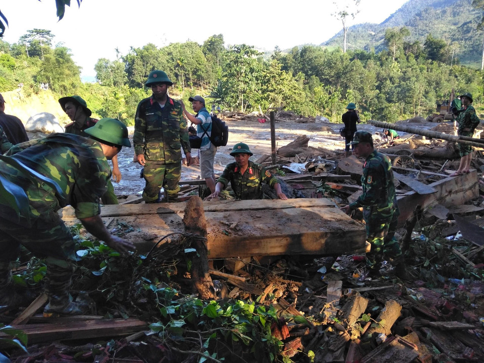 Lực lượng tìn kiếm tại chỗ Trà Leng tại khu vực sạt lở. (Ảnh: TTXVN phát)