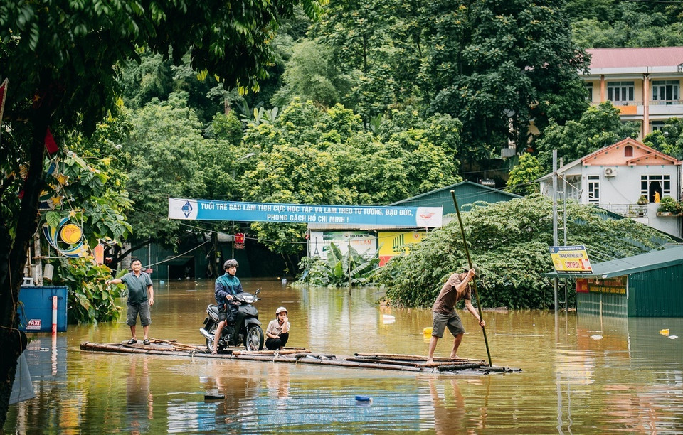 Mưa lớn khiến một số tuyến đường thuộc thị trấn Pác Mjầu, huyện Bảo Lâm bị ngập sâu. (Ảnh: Bảo Chung/TTXVN phát)