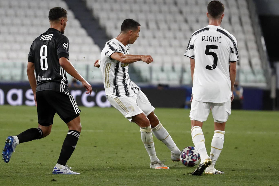 Sang hiệp 2, Ronaldo và đồng đội tiếp tục chơi ép sân... (Nguồn: AP)