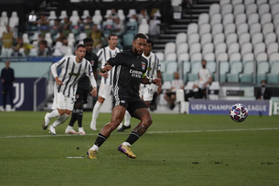 Khi Memphis Depay không bỏ lỡ cơ hội ghi bàn từ chấm 11m, mở tỷ số 1-0. (Nguồn: AP)