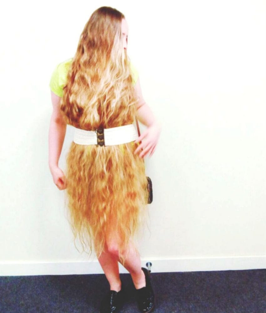 Tuy nhiên, cô cho biết sau đó người đồng nghiệp này đã học theo cô để nuôi mái tóc dài.(Nguồn: Instagram)