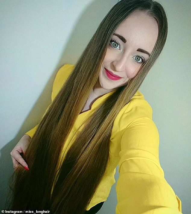 Cô nói rằng mái tóc này khiến cô được rất nhiều người đàn ông chú ý: 'Họ nói rằng nó thật đẹp, ấn tượng và rất nữ tính. Có vài người thậm chí còn yêu tôi vì mái tóc này.' (Nguồn: Daily Mail)