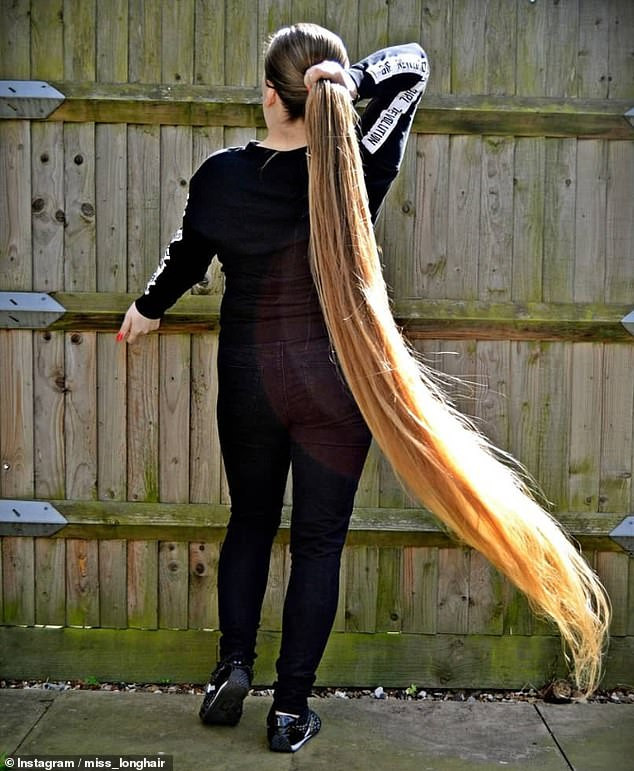 Malgorzata bắt đầu nuôi tóc dài từ khi 7 tuổi, và lần cắt tóc cuối cùng của cô là 5 năm trước. (Nguồn: Daily Mail)