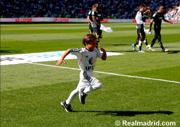 Cậu bé tị nạn người Syria này tỏ ra rất phấn khích. (Nguồn: Real Madrid.com)