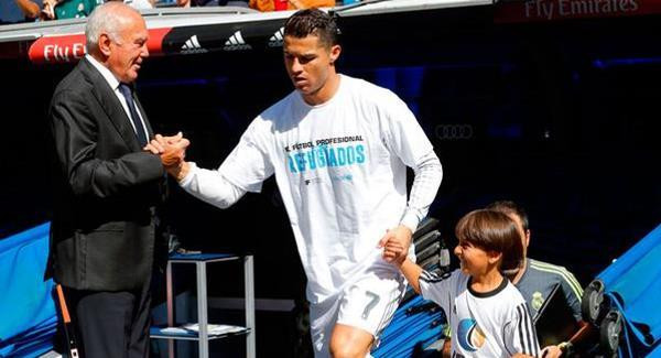 Zied được sánh bước cùng Ronaldo vào sân Bernabeu. (Nguồn: Getty Images)