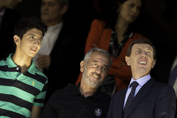 Osama Alabed Almohse cùng cậu con trai lớn có mặt trên khán đài theo dõi trận đấu. (Nguồn: Getty Images)