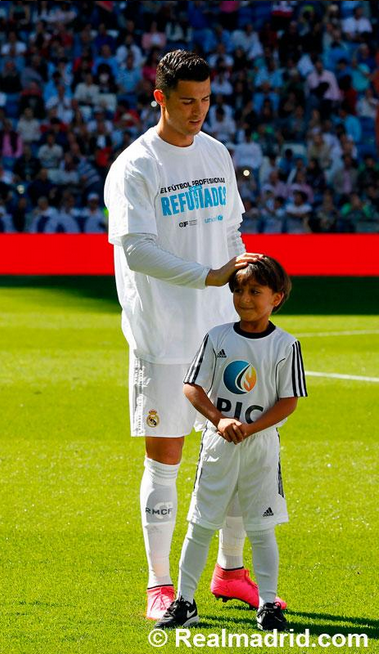 Zied hạnh phúc khi được đứng cùng Ronaldo. (Nguồn: Real Madrid.com)