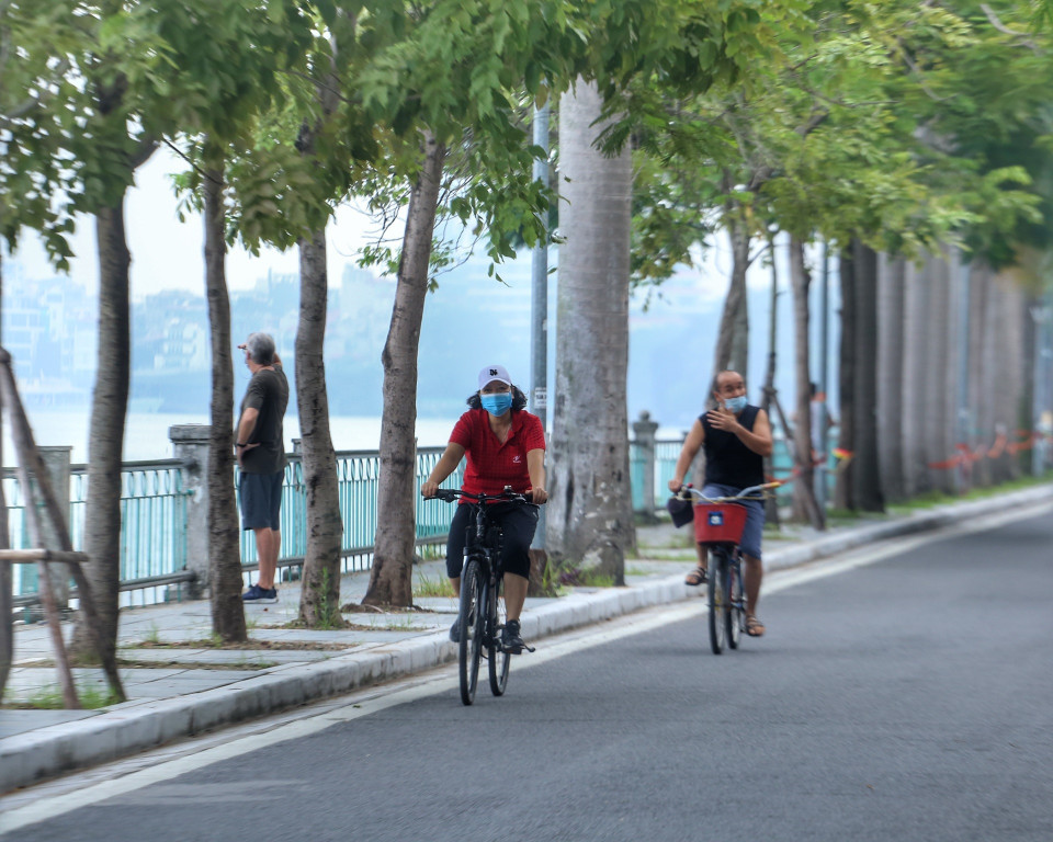 Nhiều người tụ tập đạp xe tại khu vực Hồ Tây. (Ảnh: Tuấn Đức/TTXVN)