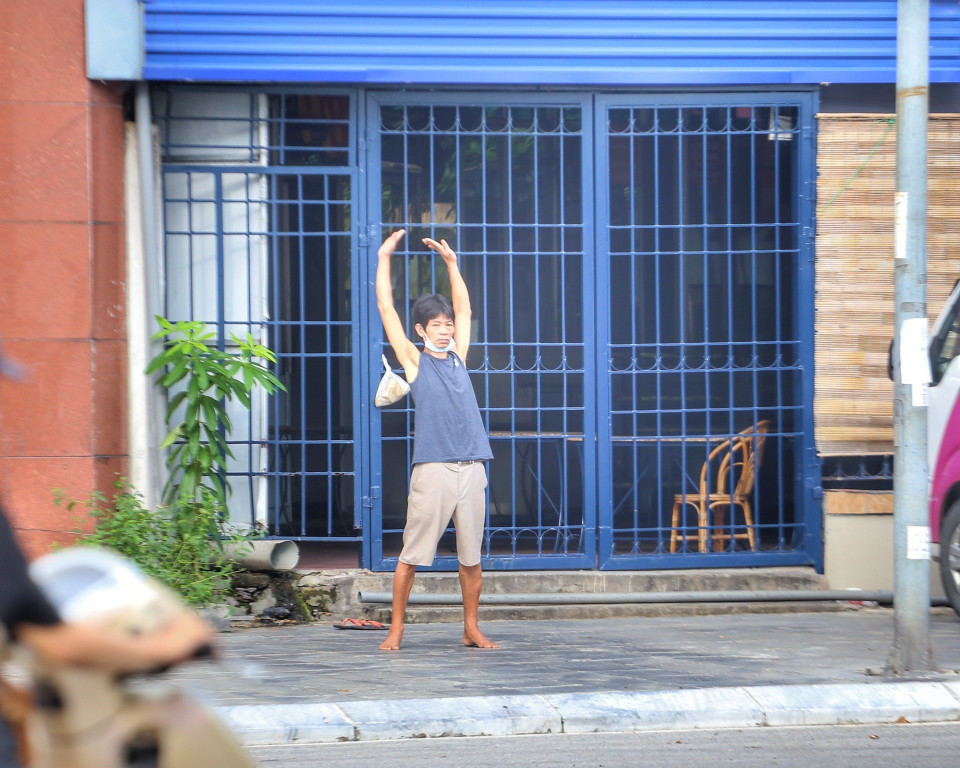 Không đeo khẩu trang đúng cách, tập thể dục nơi công cộng khi chưa được phép. (Ảnh: Tuấn Đức/TTXVN)