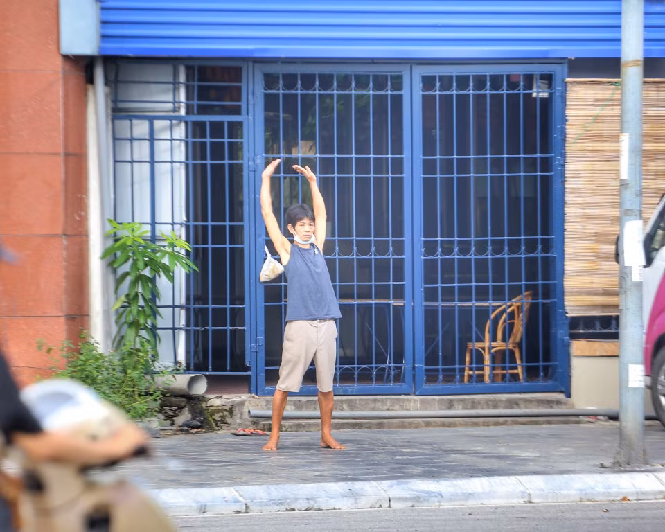 Không đeo khẩu trang đúng cách, tập thể dục nơi công cộng khi chưa được phép. (Ảnh: Tuấn Đức/TTXVN)