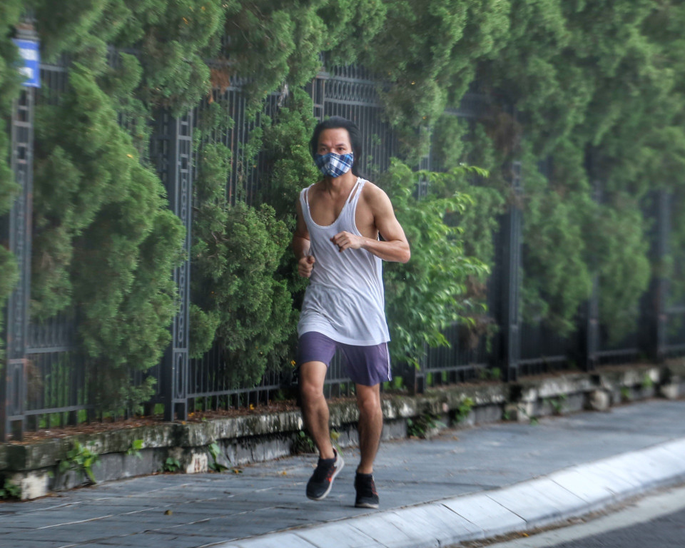 Xuất hiện tình trạng một số người dân ngang nhiên đi tập thể dục trong khi quy đinh các hoạt động thể dục, thể thao nơi công cộng vẫn chưa được cho phép. (Ảnh: Tuấn Đức/TTXVN)