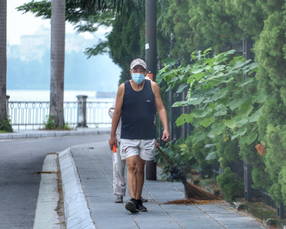 Người dân đi bộ tập thể dục ở đường ven hồ Tây. (Ảnh: Tuấn Đức/TTXVN)