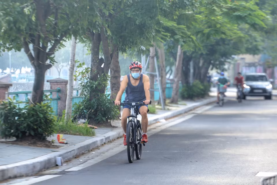 Một vài người vẫn đạp xe thể dục ven Hồ Tây. (Ảnh: Tuấn Đức/TTXVN)