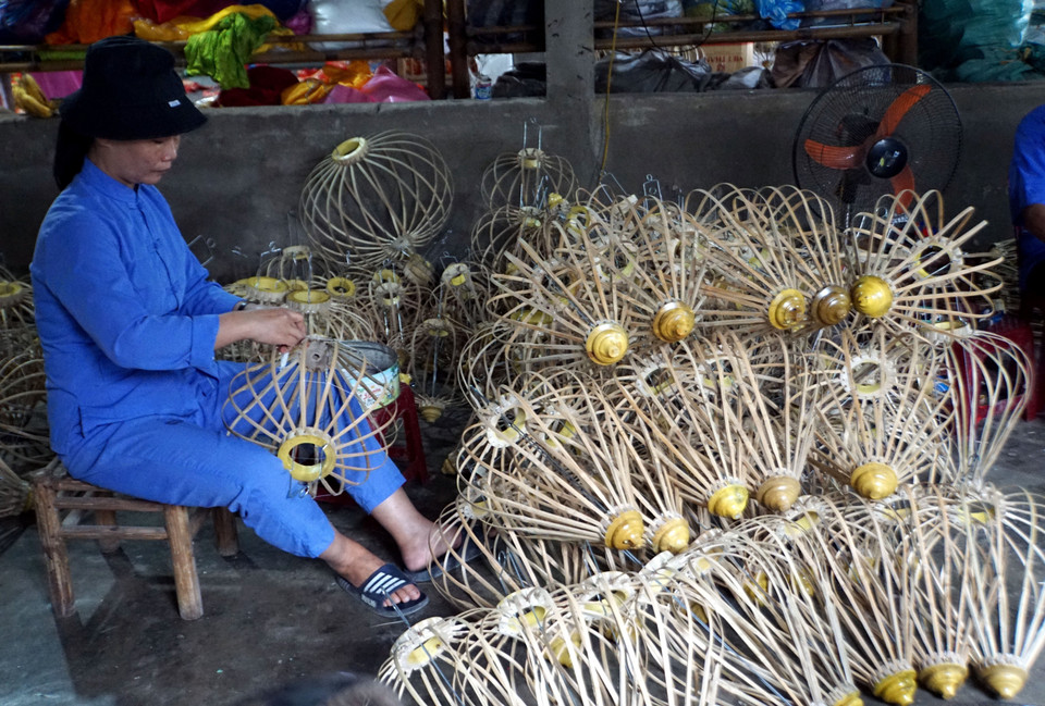 Tất cả mọi hộ gia đình của làm nghề đèn lồng của thành phố đều khẩn trương, tỷ mẫn hoàn thiện các công đoạn để ra được các sản phẩm đèn lồng hoàn mỹ nhất nhằm phục vụ nhân dân trưng Tết Nguyên đán truyền thống của dân tộc, với mong ước mọi người, mọi gia đình có một xuân mới mạnh khỏe, thành đạt, hạnh phúc, đất nước thanh bình và phát triển. (Ảnh: Trịnh Bang Nhiệm/TTXVN)