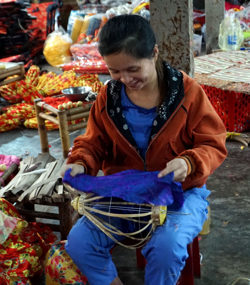 Các nghệ nhân thực hiện các công đoạn trong sản xuất đèn lồng ở thành phố Hội An. (Ảnh: Trịnh Bang Nhiệm/TTXVN)